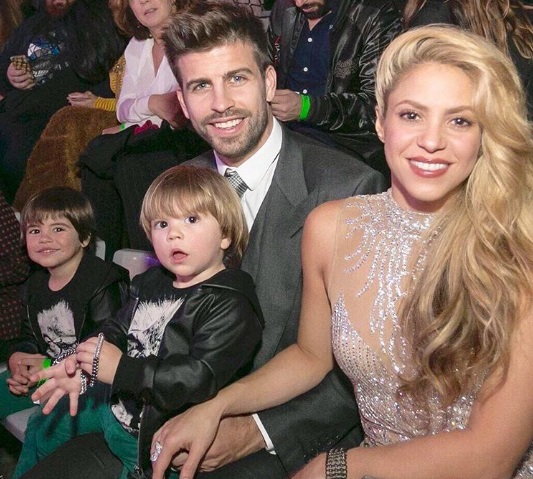 Gerard Pique z Shakirą i synami