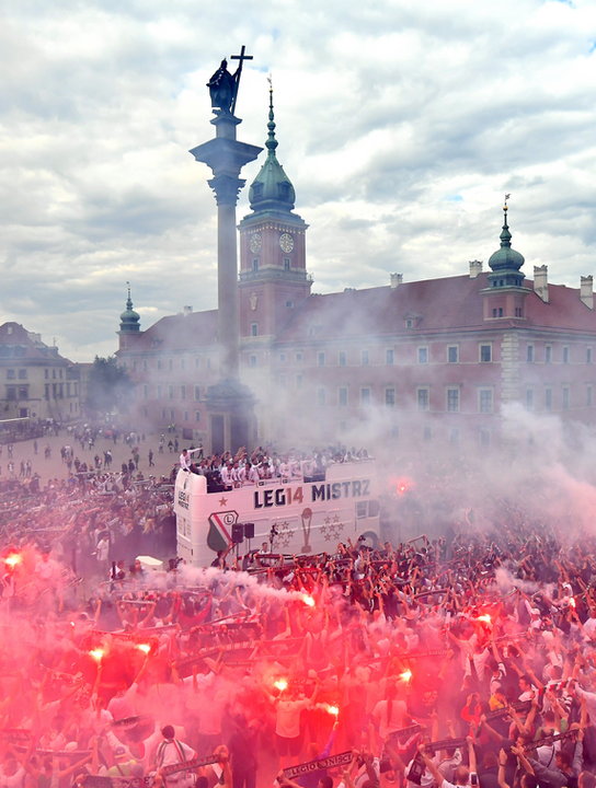 18521161 - PIŁKA NOŻNA EKSTRAKLASA DEKORACJA LEGII WARSZAWA (Feta na Placu Zamkowym)