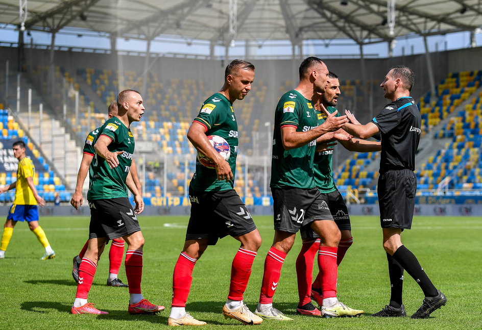 Piłkarze GKS Tychy mieli sporo pretensji do arbitra Jacka Małyszka (Arka Gdynia - GKS Tychy, 20.08.2023 r.).