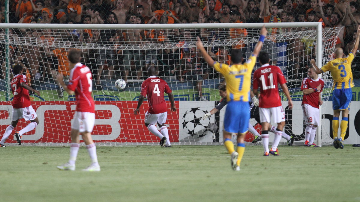 APOEL strzela gola w Nikozji i pokonuje Wisłę 3:1, przez co Biała Gwiazda traci szansę na grę w Lidze Mistrzów (23 sierpnia 2011)