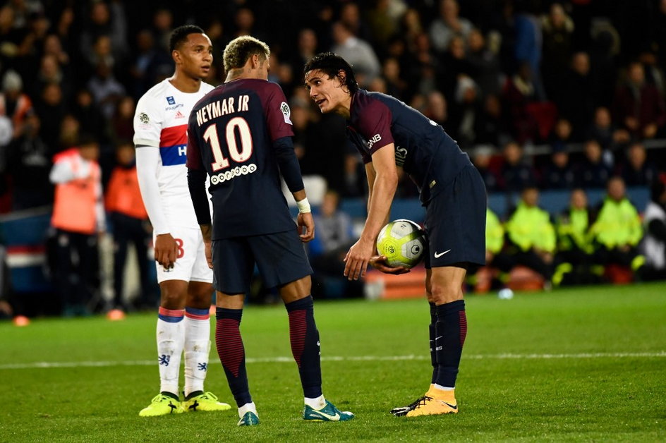 Neymar i Edinson Cavani dyskutują przed rzutem karnym w meczu z Olympique Lyon