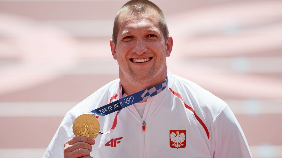 Wojciech Nowicki ze swoim złotym medalem w rzucie młotem