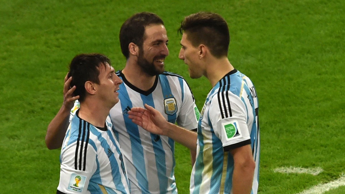 Gonzalo Higuain (w środku)