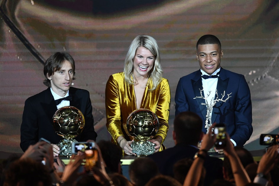 Luka Modrić, Ada Hegerberg i Kylian Mbappe podczas ceremonii wręczenia Złotej Piłki