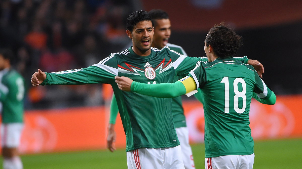 Carlos Vela (z lewej)