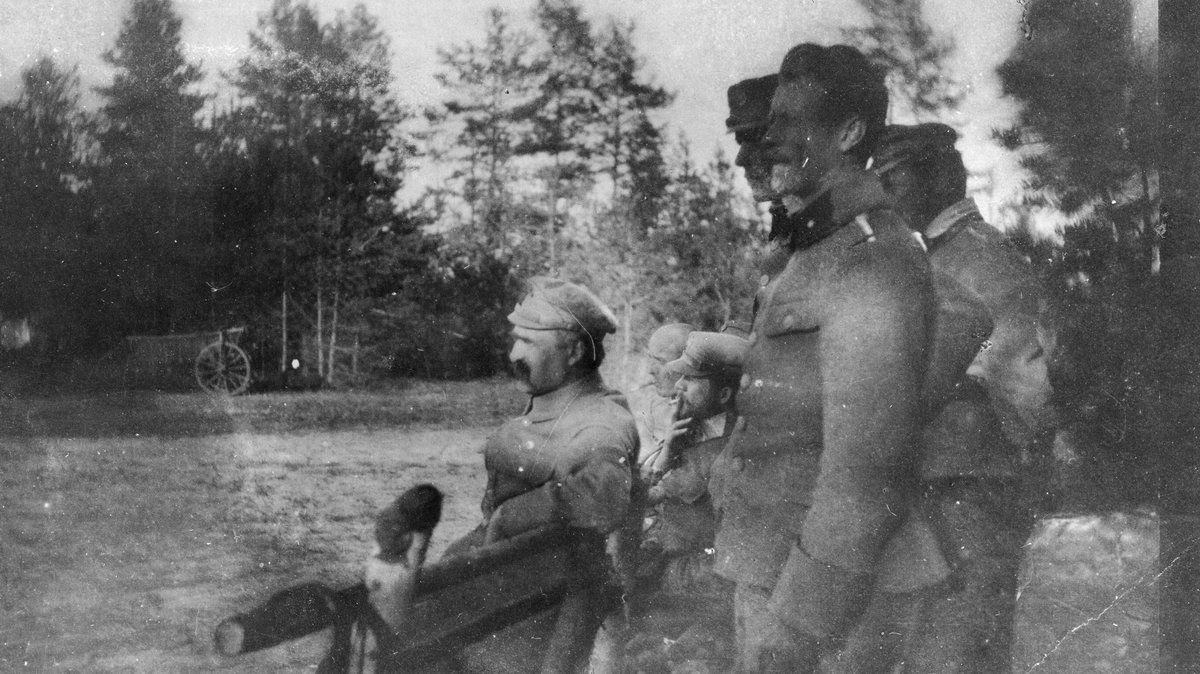 Żołnierze Legionów Polskich obserwują mecz piłki nożnej. Widoczny m.in. dowódca I Brygady Józef Piłsudski (1916 r.)