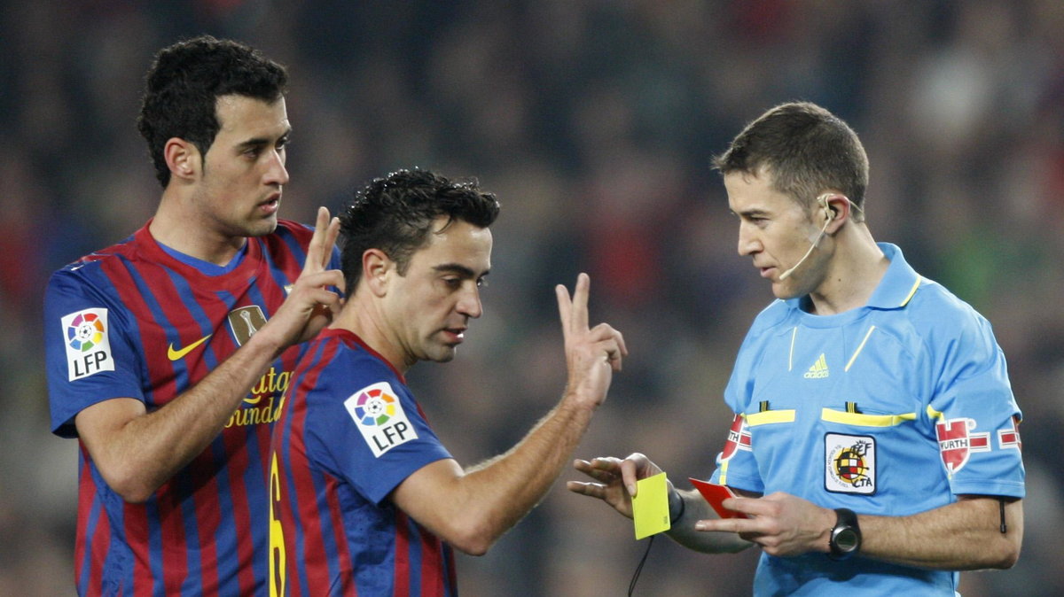 Sergio Busquets (L) i Xavi (C)