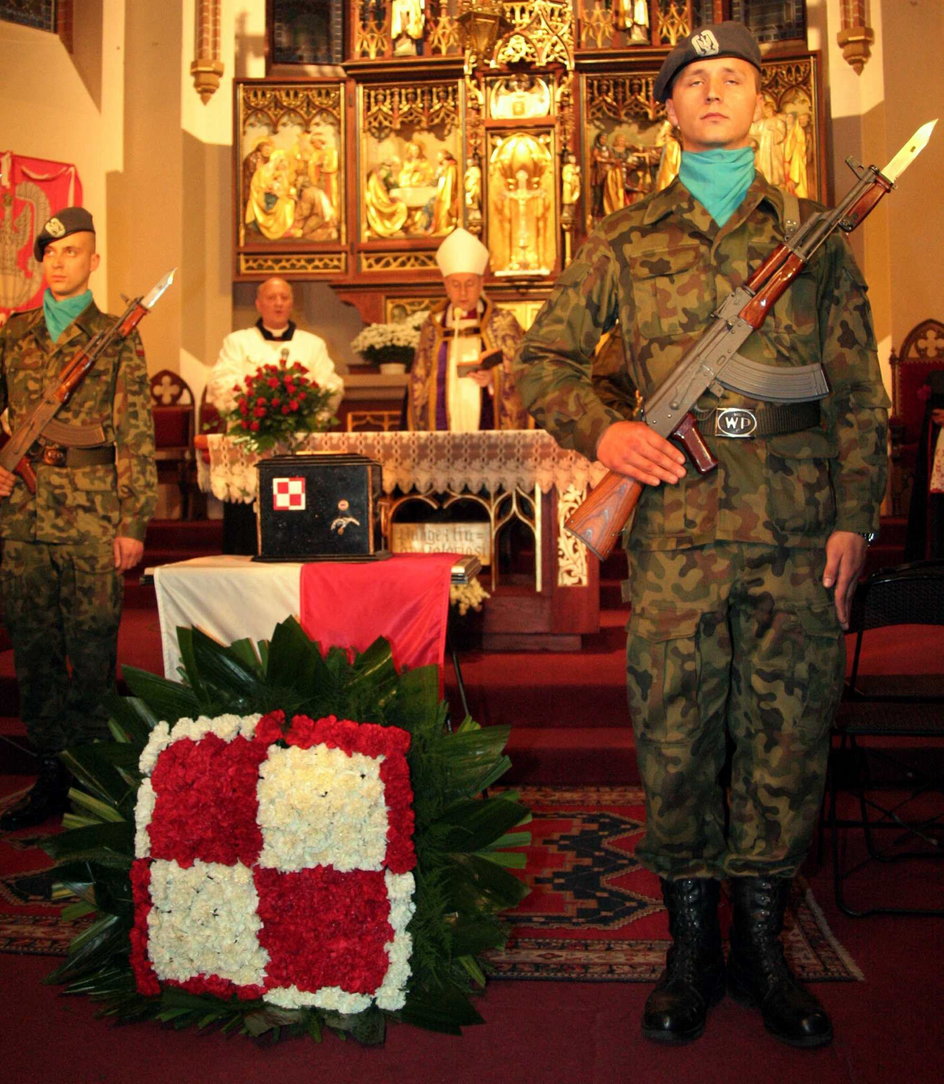  Pogrzeb Janiny Lewandowskiej z zachowaniem ceremoniału wojskowego (2005 r.)