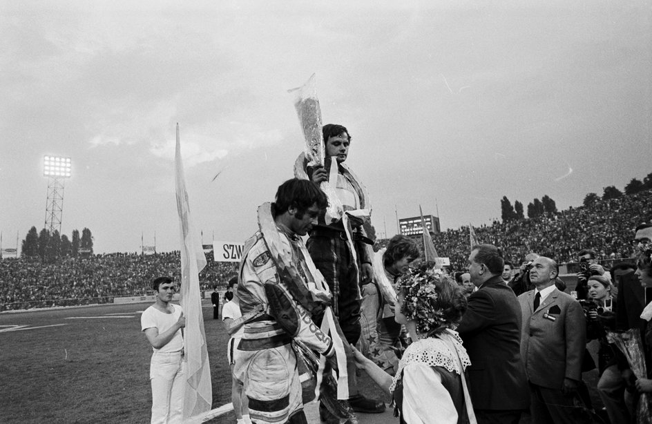 Chorzów 02.09.1973. Indywidualne mistrzostwa świata na żużlu. Nz. na podium - Jerzy Szczakiel (C) i Zenon Plech (P)