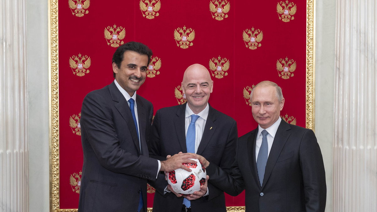 Emir Kataru Tamim bin Hamad Al Thani, prezydent FIFA Gianni Infantino i prezydent Rosji Władimir Putin