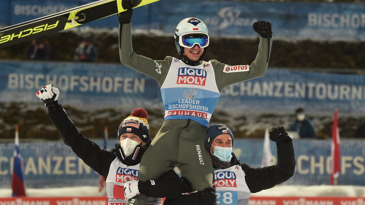 Kamil Stoch, triumfator ubiegłorocznego TCS na ramionach Dawida Kubackiego (zajął trzecie miejsce) i Piotra Żyły (był piąty)