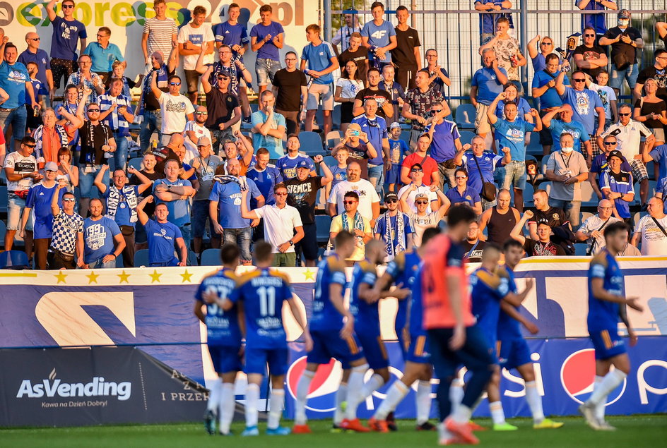 Gdy były otwarte stadiony, kibice licznie wspierali Ruch Chorzów w III lidze.