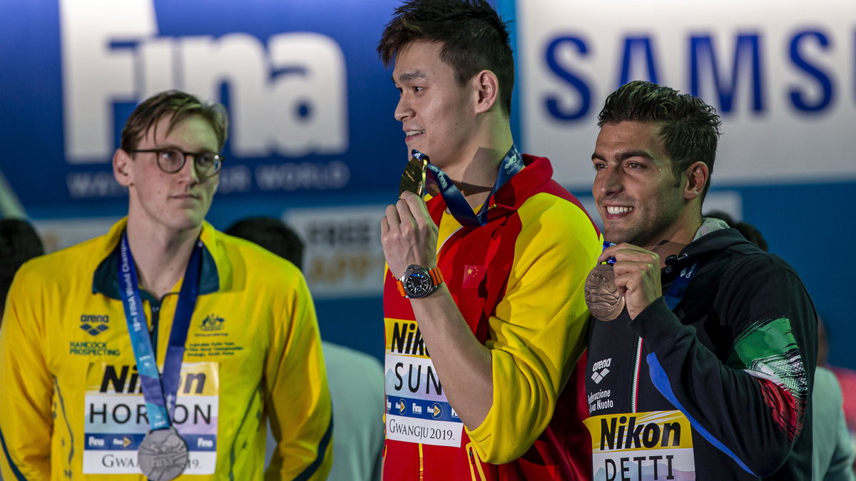 Sun Yang ze złotem, w tle Mack Horton