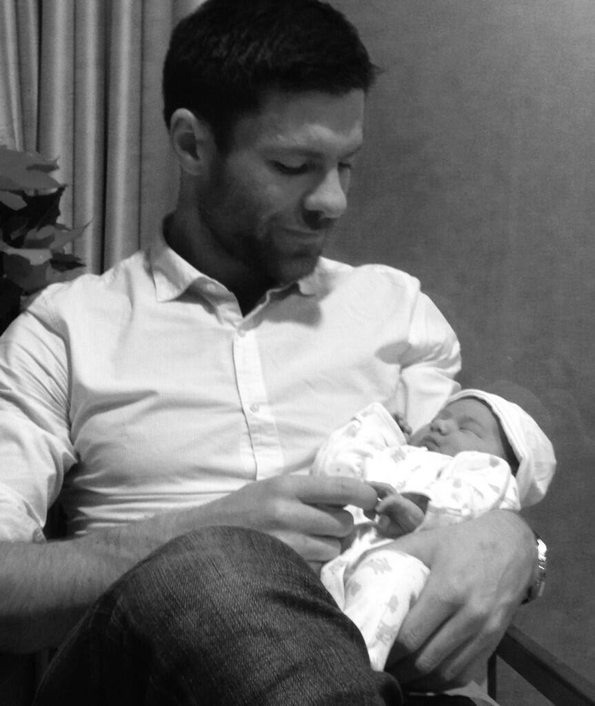 Xabi Alonso z córeczką