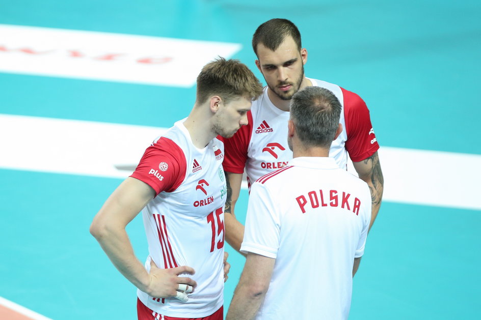 Nikola Grbić wraz ze środkowymi reprezentacji Polski - Norbertem Huberem i Jakubem Kochwanowskim
