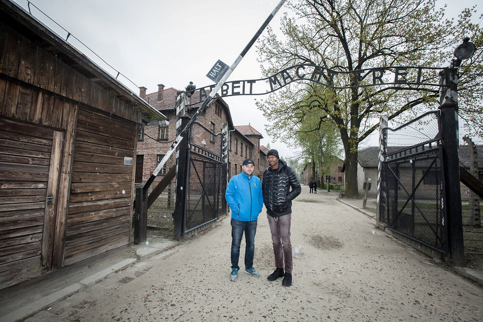 Ray Allen (z prawej) i Johnny Daniels przed bramą obozu Auschwitz-Birkenau