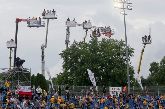 Podnośniki pod stadionem w Lublinie. O tej akcji mówił cały świat!