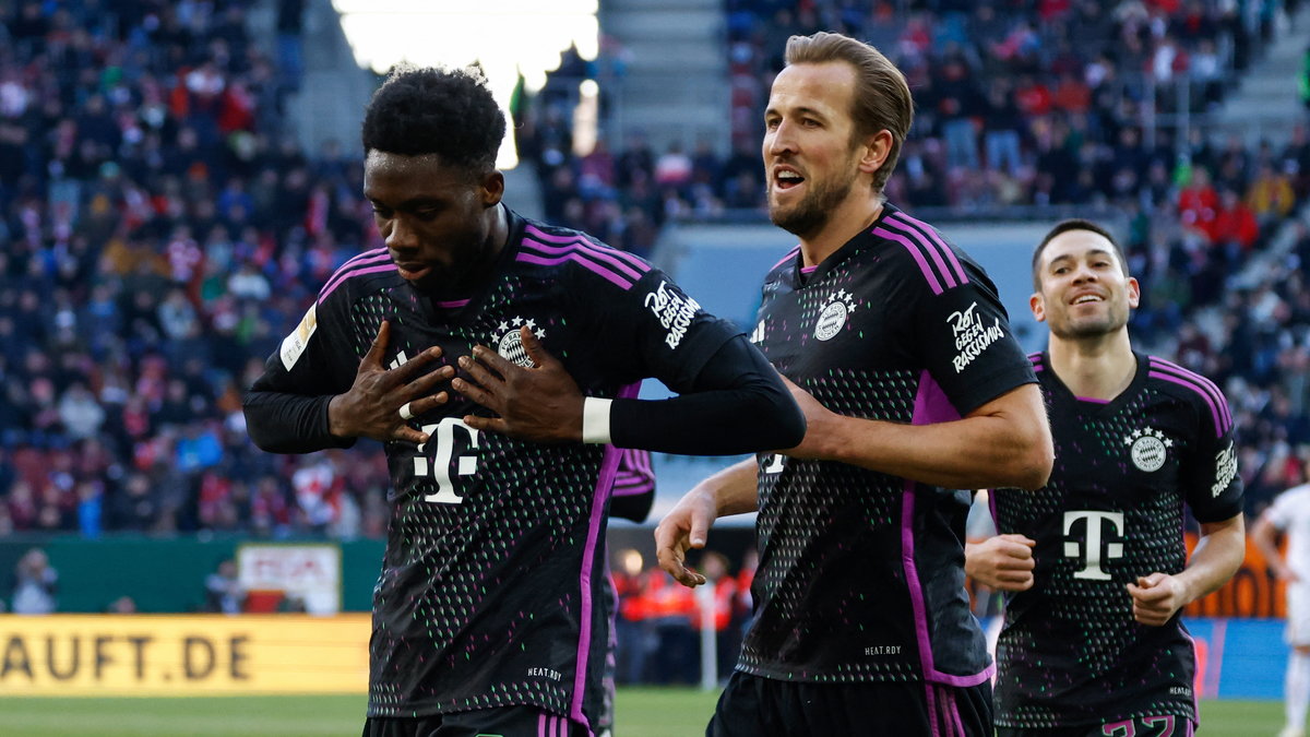 Strzelcy goli dla Bayernu w meczu z Augsburgiem Alphonso Davies (z lewej) i Harry Kane (z prawej)