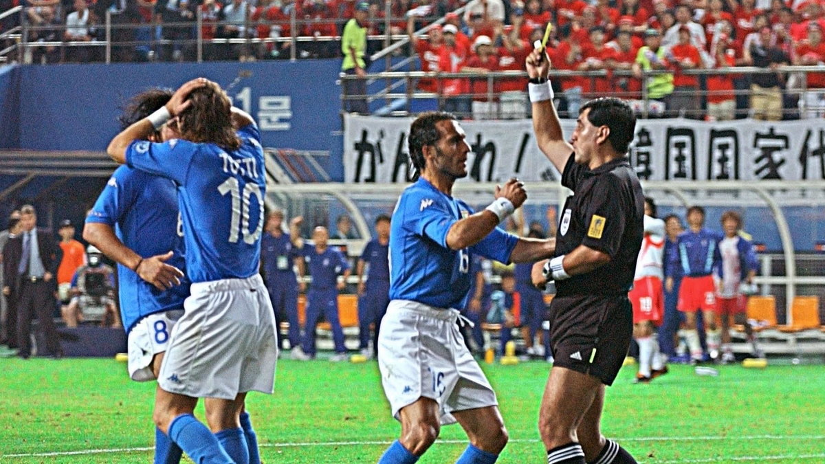 WC2002-KOR-ITA-TOTTI-YELLOW CARD