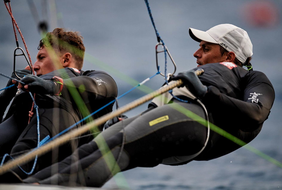 Łukasz Przybytek (z prawej) i Jacek Piasecki (z lewej) na jachcie olimpijskiej klasy 49er