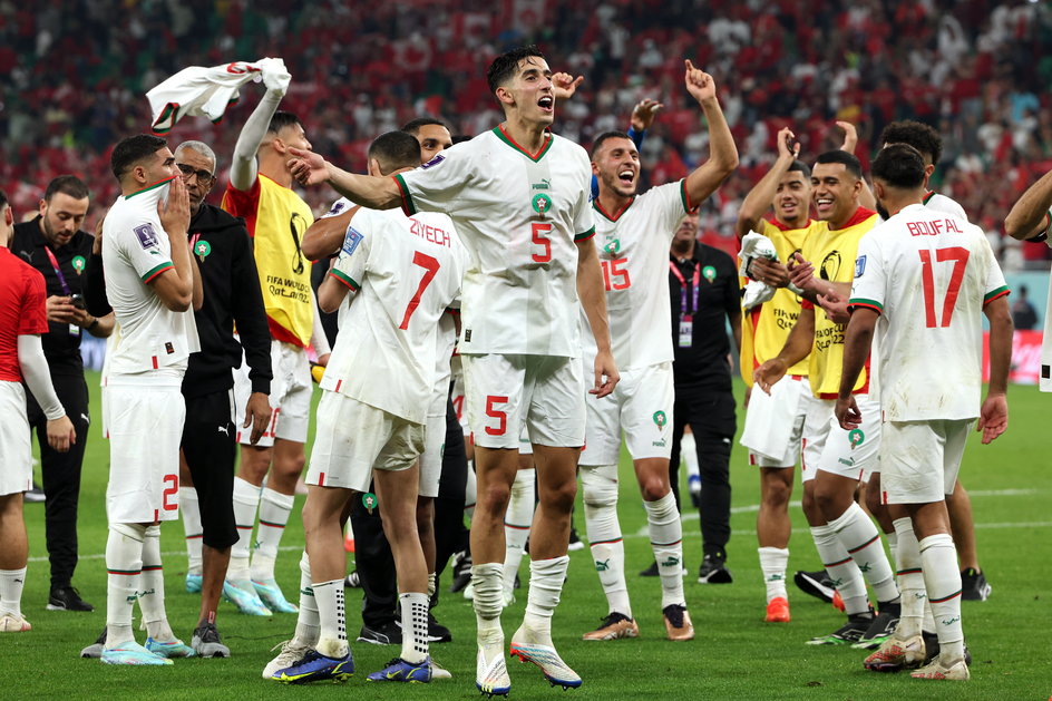 Marokańczycy cieszący się z awansu do 1/8 finału