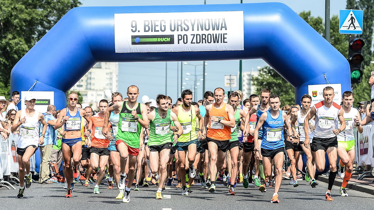 W ub. roku mistrzem Polski na 5 km został Artur Kozłowski (niebieska koszulka)