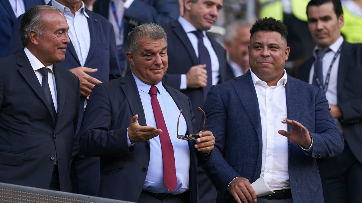 Joan Laporta (w środku) w towarzystwie Ronaldo (po prawej)