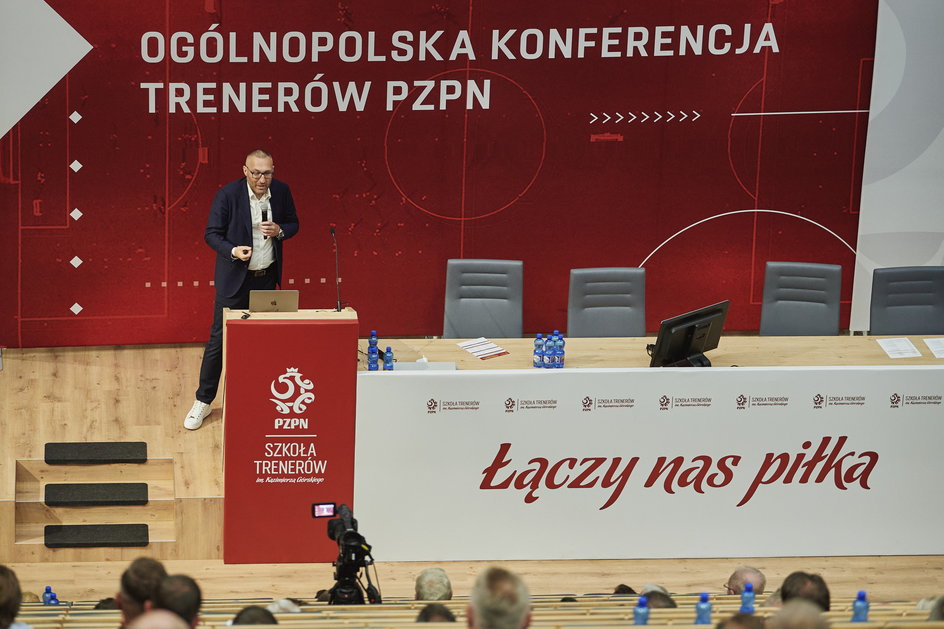 Marek Papszun przemawia na Ogólnopolskiej Konferencji Trenerów PZPN