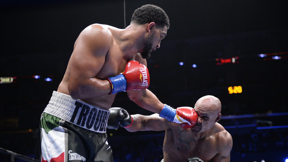 Dominic Breazeale (L)