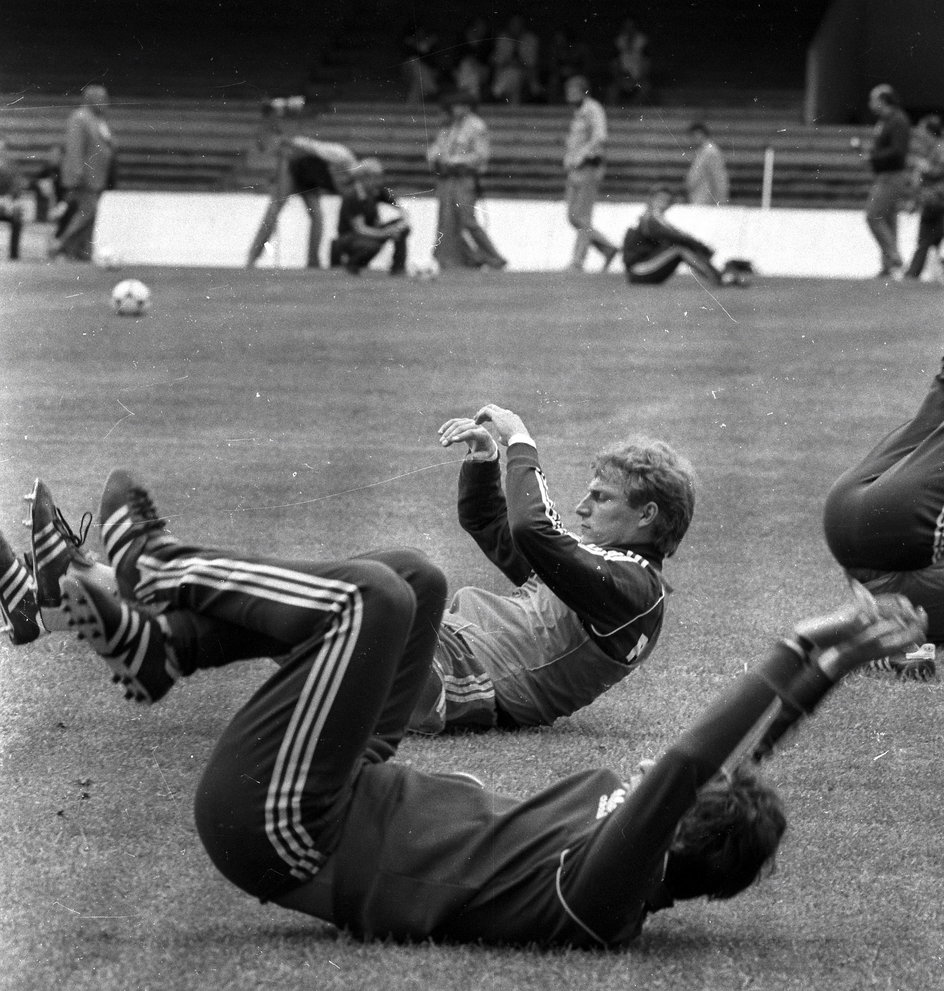 Andrzej Iwan (w tle) na treningu podczas mundialu w 1982 r.