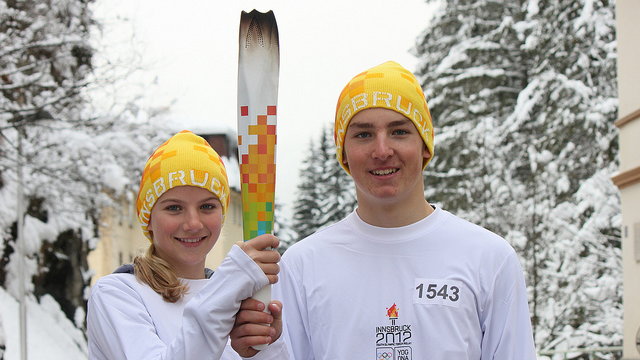 Uczestnicy sztafety z ogniem olimpijskim