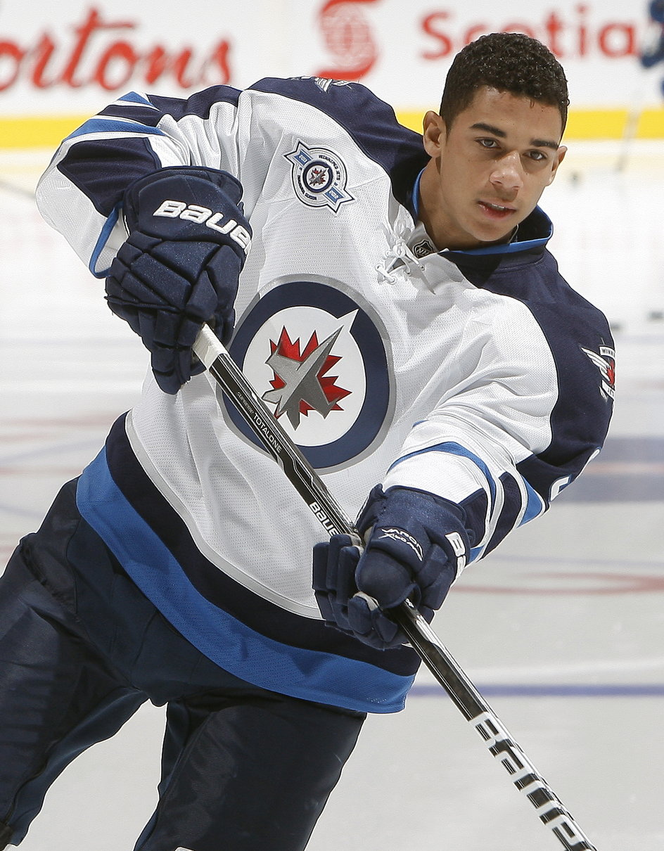 Evander Kane w trakcie rozgrzewki w barwach Winnipeg Jets. 2011 r.