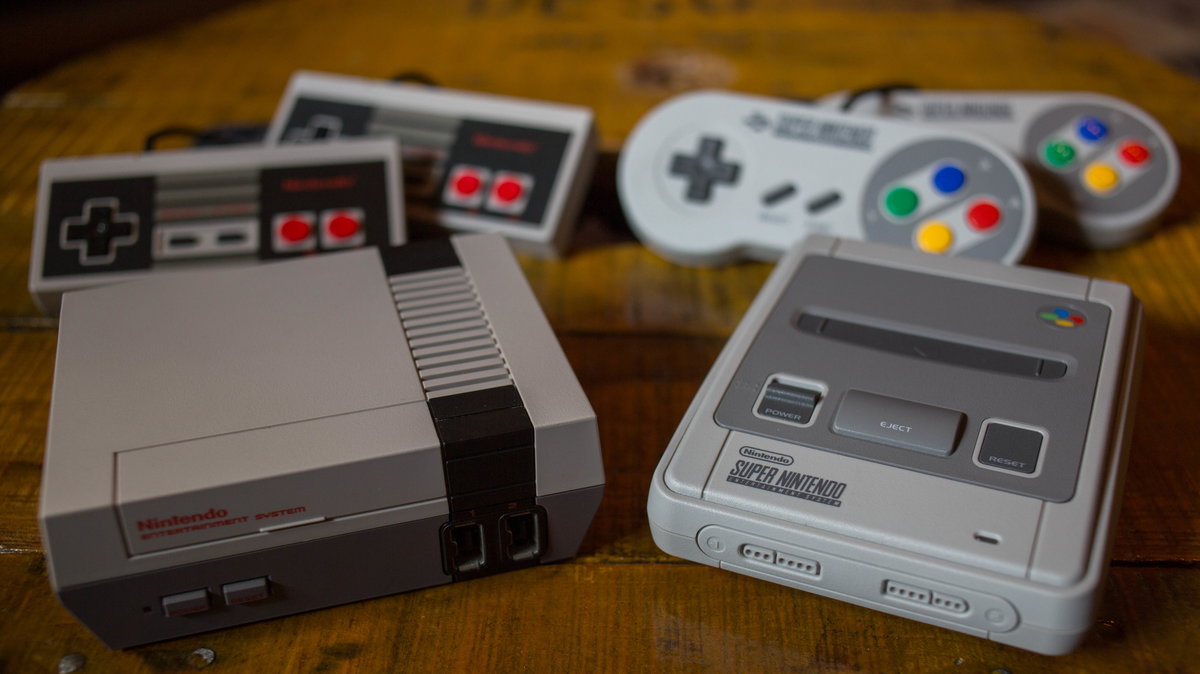 Od lewej: konsola NES (Nintendo Entertainment System) i SNES (Super Nintendo Entertainment System)