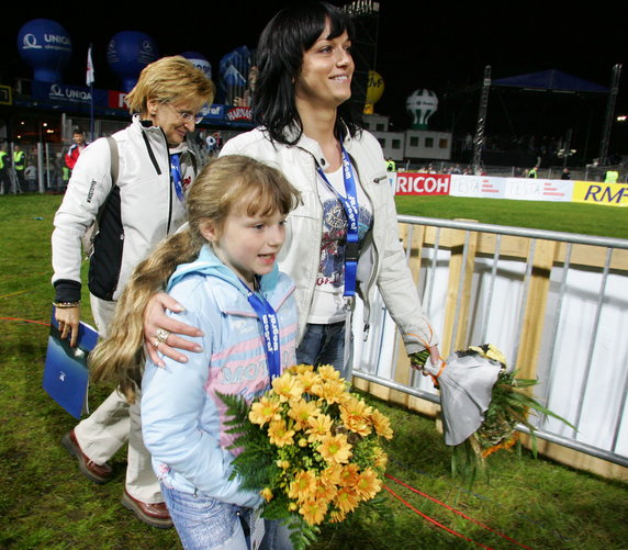 Izabela Małysz z córką Karoliną. Zdjęcie z 2006 r.