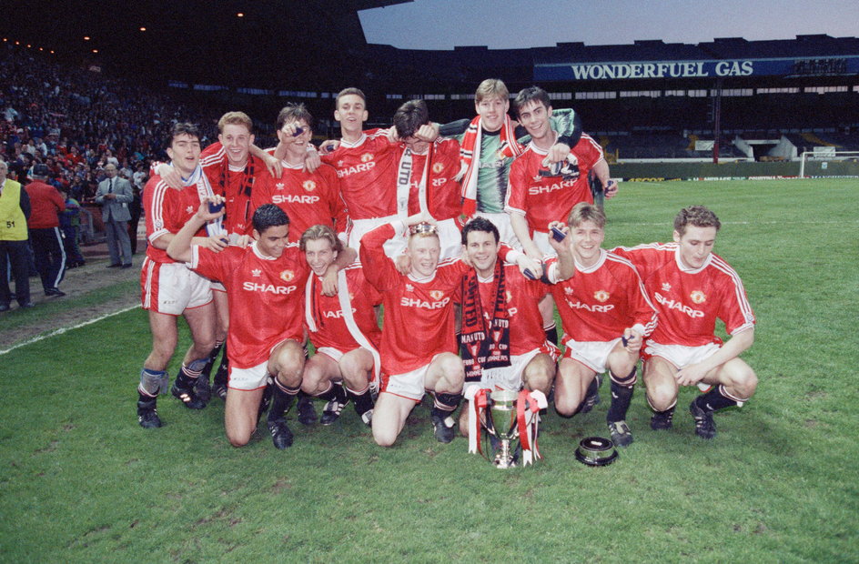 Młodzieżowa drużyna Manchesteru United, która sięgnęła w 1992 r. po młodzieżowy puchar Anglii. Bracia Garry oraz Phill Neville, David Beckham, czy Ryan Giggs sięgnęli siedem lat później po Ligę Mistrzów, wygrywając po drodze seryjnie mistrzostwa Anglii