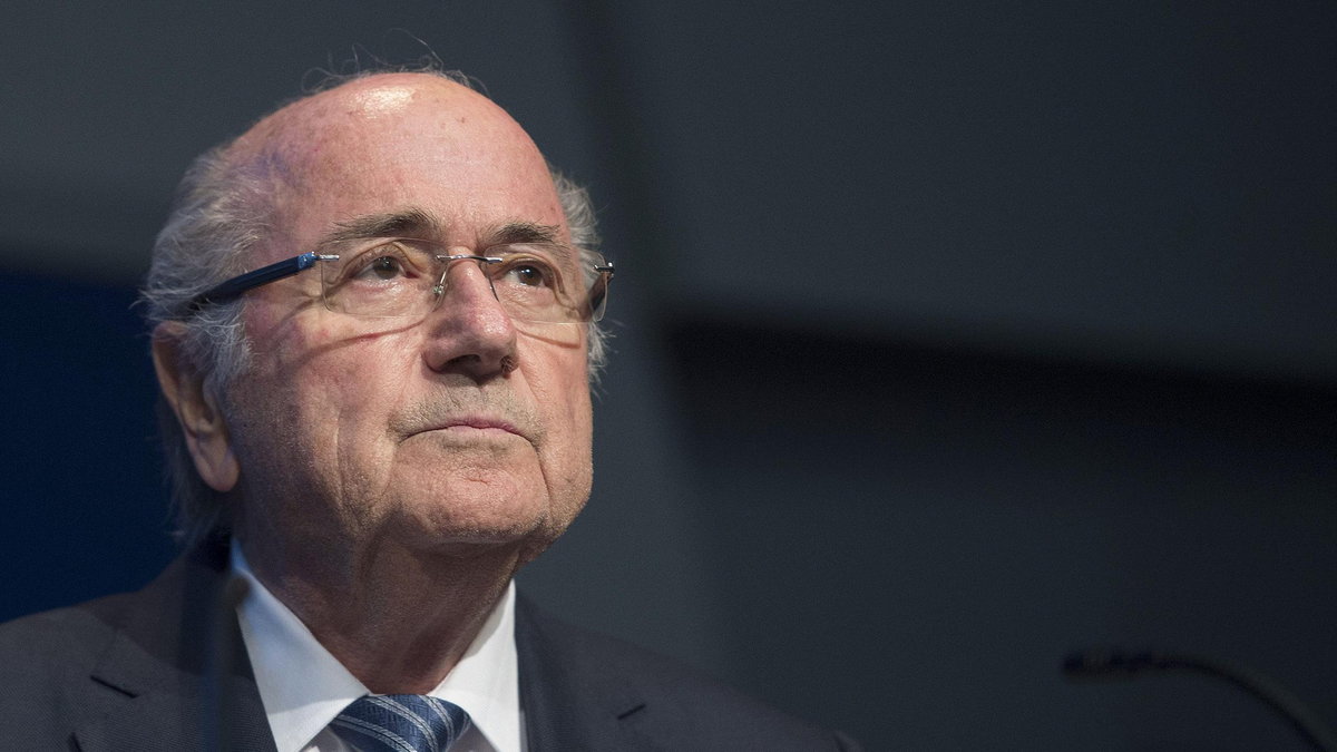 Świat chwali decyzję Seppa Blattera