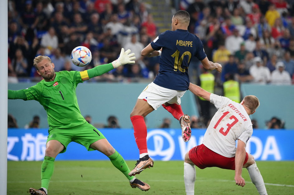 Kasper Schmeichel, Kylian Mbappe