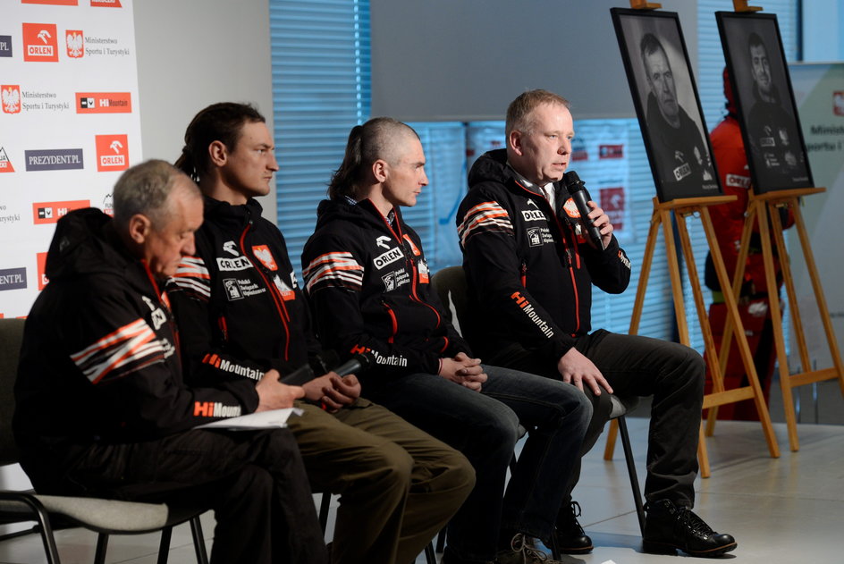 Krzysztof Wielicki, Adam Bielecki, Artur Małek i Artur Hajzer na konferencji prasowej po wyprawie zimowej na Broad Peak z 2013 r. 