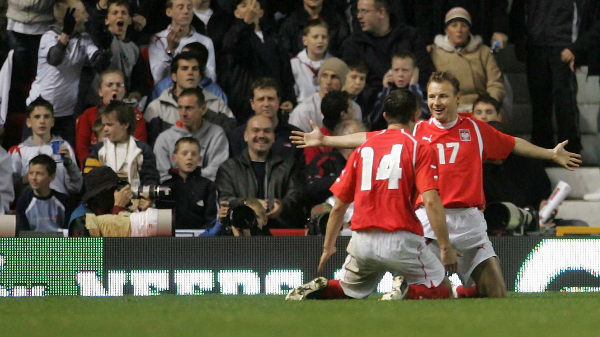 Michał Żewłakow i Tomasz Frankowski cieszą się po bramce na Old Trafford.