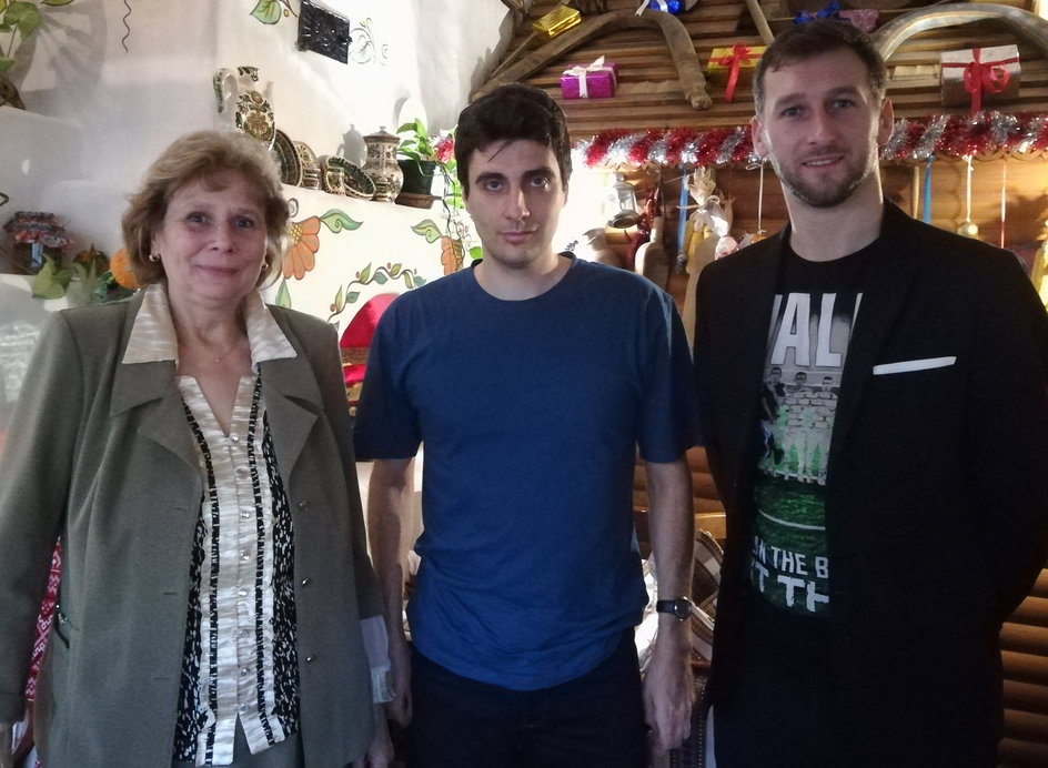 Autor tekstu (w środku) z córką Lwa Jaszyna Iriną Frołową i wnukiem słynnego bramkarza Wasilijem Frołowem w ukraińskiej restauracji w Moskwie.