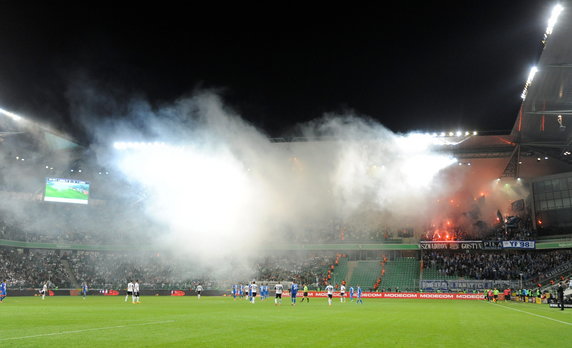 PIŁKA NOŻNA LEGIA KONTRA LECH (kibice Lecha Poznań race)