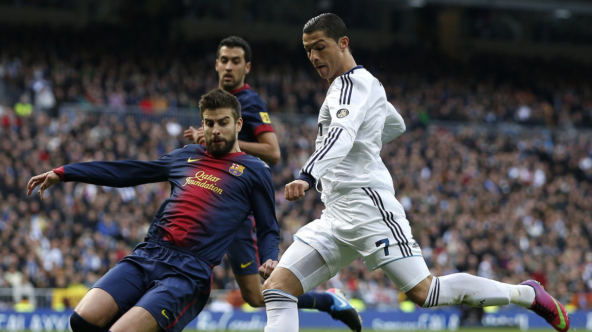 Gerard Pique (z lewej) i Cristiano Ronaldo