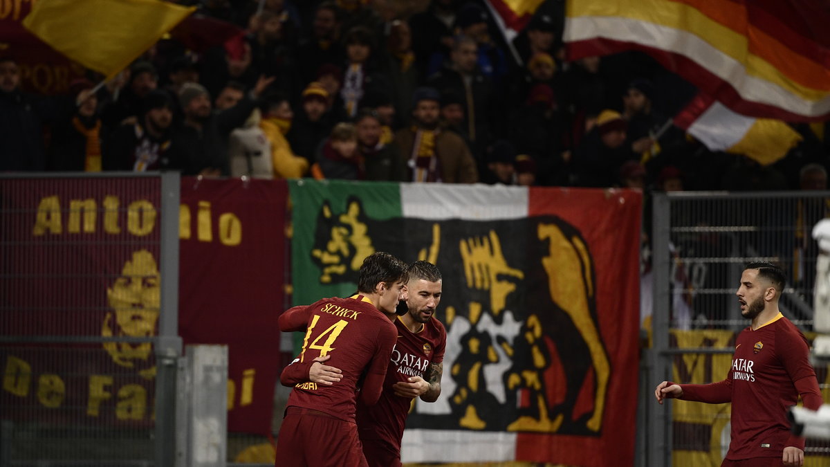 Kibice AS Roma celebrują gola Patrika Schicka