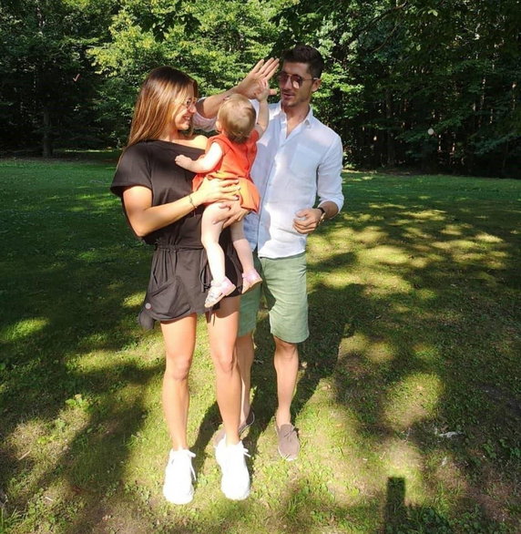 Klara Lewandowska z rodzicami (sierpień 2018)