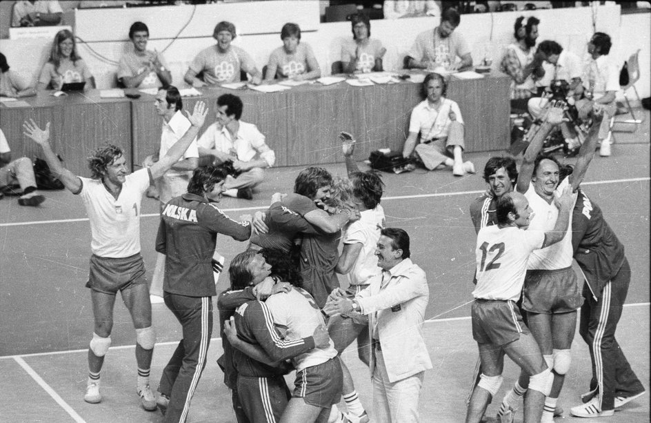 Radość polskich siatkarzy po zdobyciu mistrzostwa olimpijskiego w 1976 roku w Montrealu.