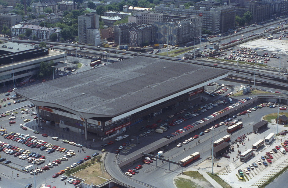 Budynek hali głównej dworca kolejowego Warszawa Centralna u zbiegu Alej Jerozolimskich z aleją Jana Pawła II (1993 r.).