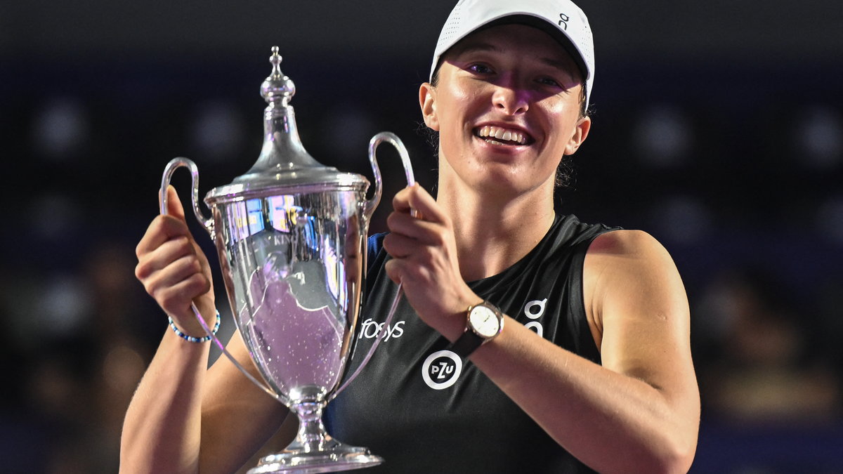 Iga Świątek z trofeum za wygranie WTA Finals (Autor zdjęcia: Artur Widak / NurPhoto/AFP)