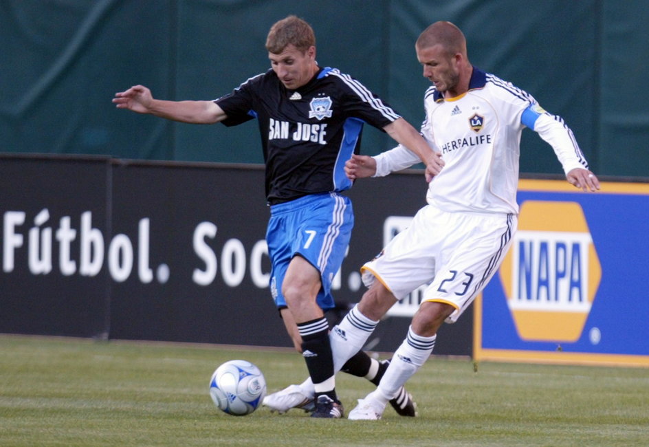 Ronnie O'Brien odbiera piłkę Davidowi Beckhamowi w meczu MLS
