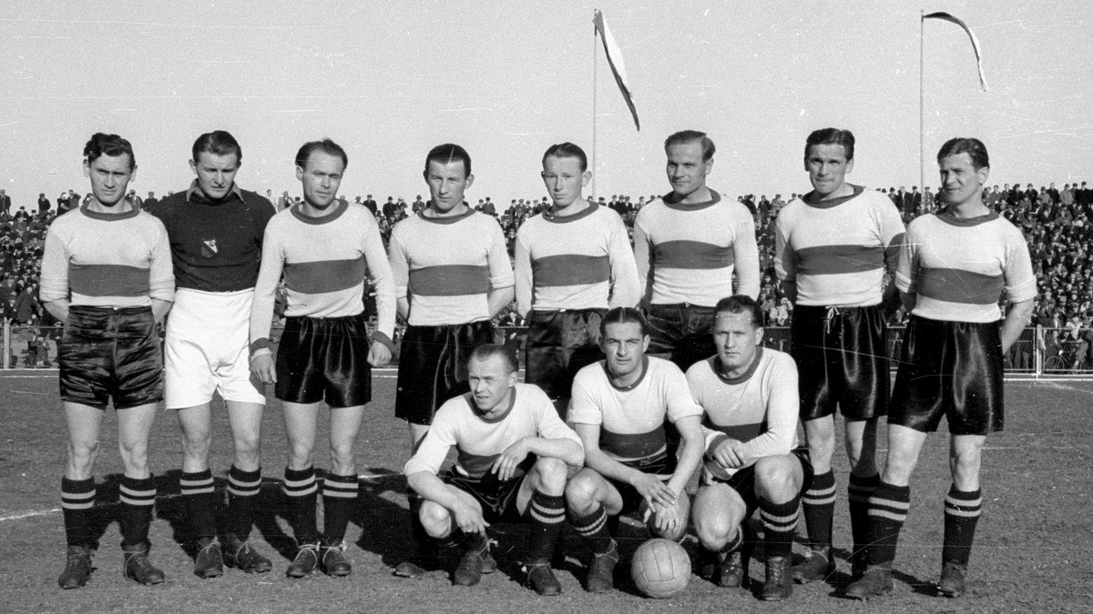 Drużyna Legii z Mieczysławem Szczurkiem w składzie na Stadionie Wojska Polskiego przed meczem towarzyskim z SK Nusle Praga (1:5) rozegranym 29 marca 1948 roku. Stoją od lewej: Kazimierz Górski, Henryk Skromny (bramkarz), Mieczysław Milczanowski, Henryk Serafin, Tadeusz Waśko, Mieczysław Szczurek, Edward Drabiński, Zdzisław Mordarski. W dolnym rzędzie od lewej: Jerzy Ziemski, Ludwik Szaflarski, Stanisław Cyganik.