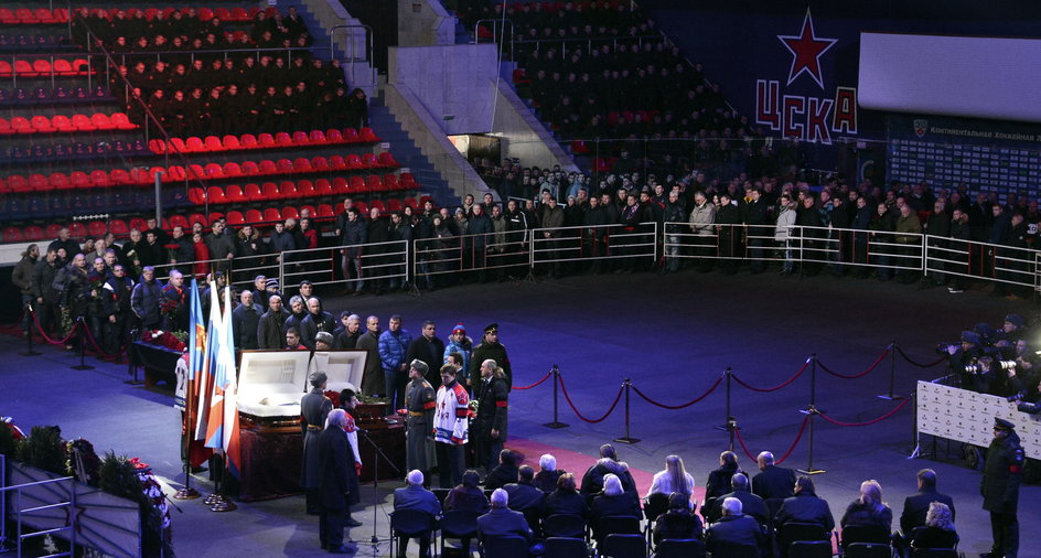 W takich okolicznościach w 2014 roku żegnano Wiktora Tichonowa. Trumnę legendarnego trenera wystawiono w miejscu hokejowej tafli.